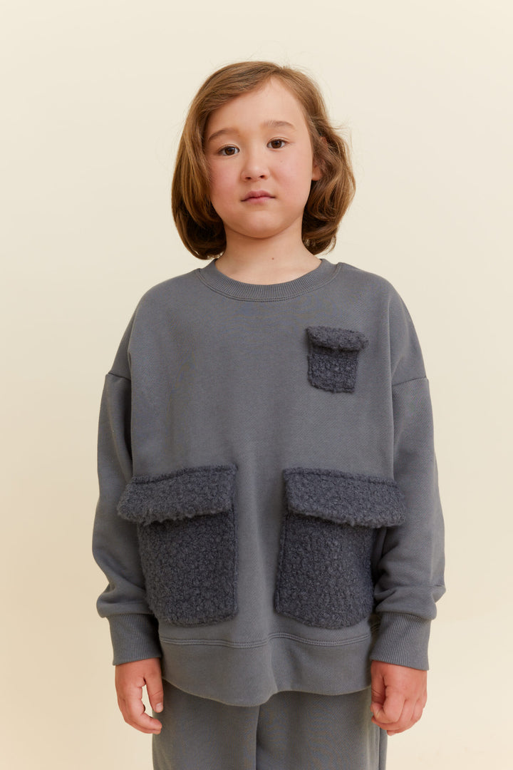 Sweatshirt with boucle pockets