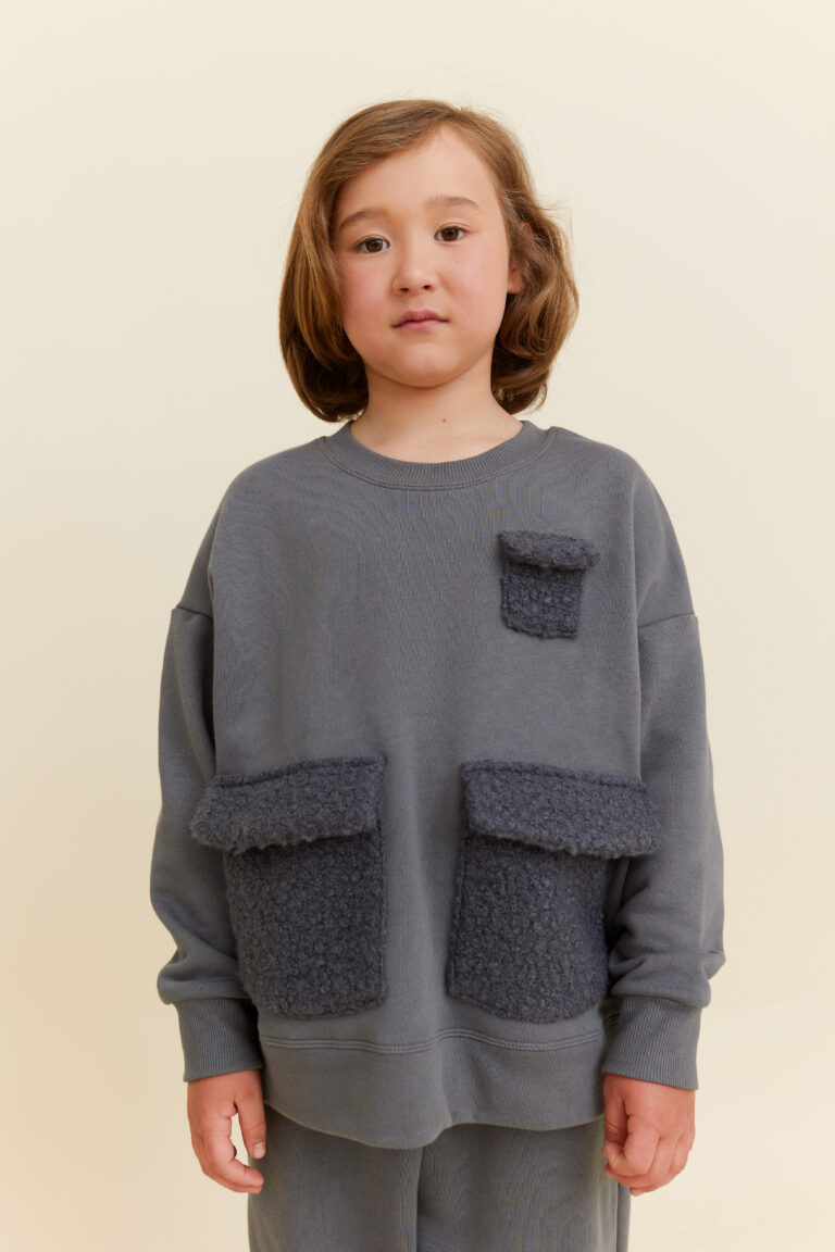 Sweatshirt with boucle pockets