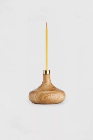 OVO Things Oak candle holder with a birthday candle (1)