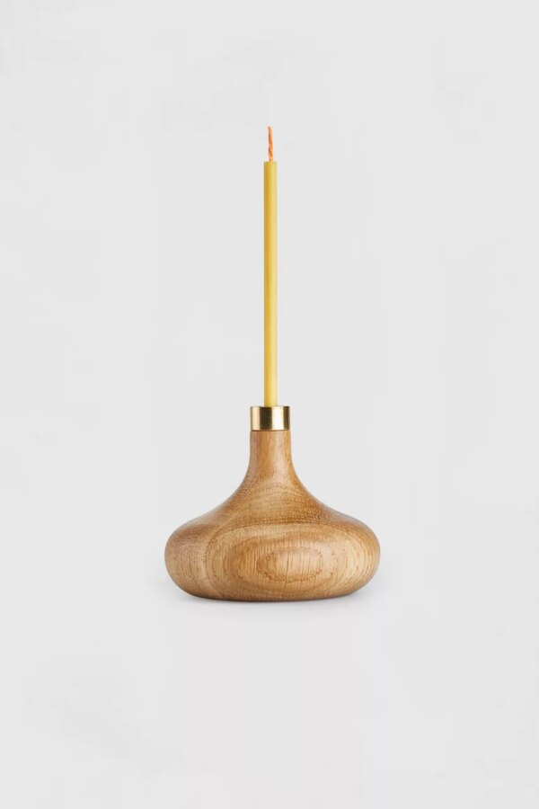 OVO Things Oak candle holder with a birthday candle (1)