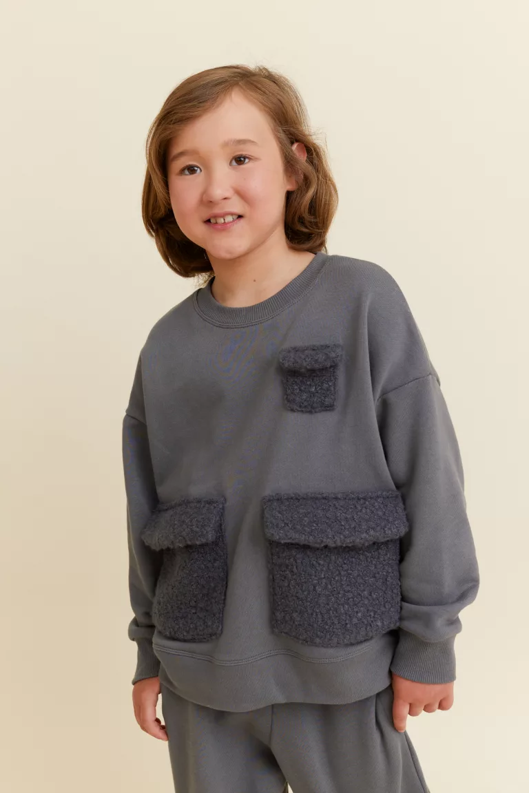 Sweatshirt with boucle pockets