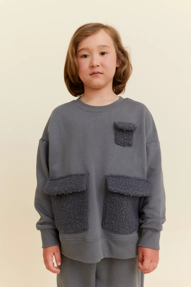 Sweatshirt with boucle pockets