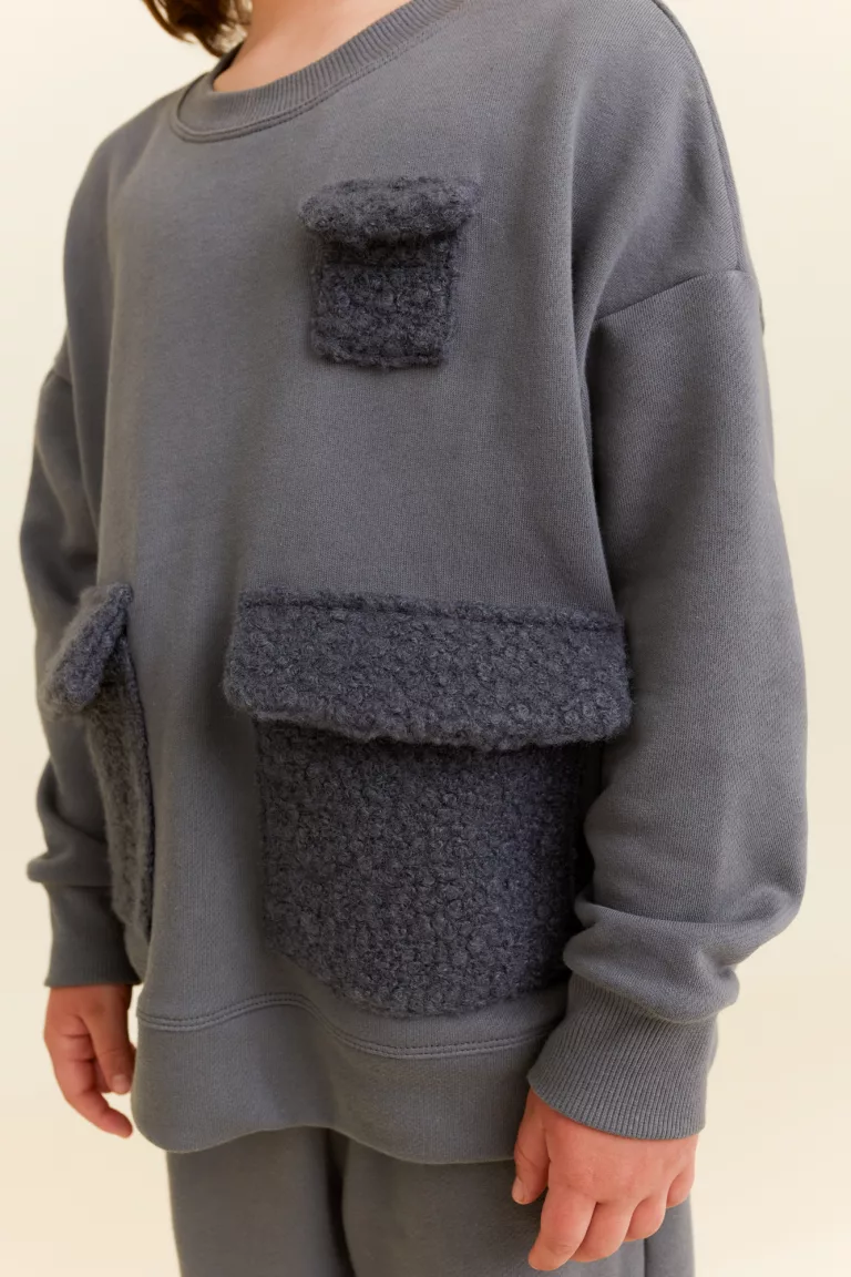 Sweatshirt with boucle pockets