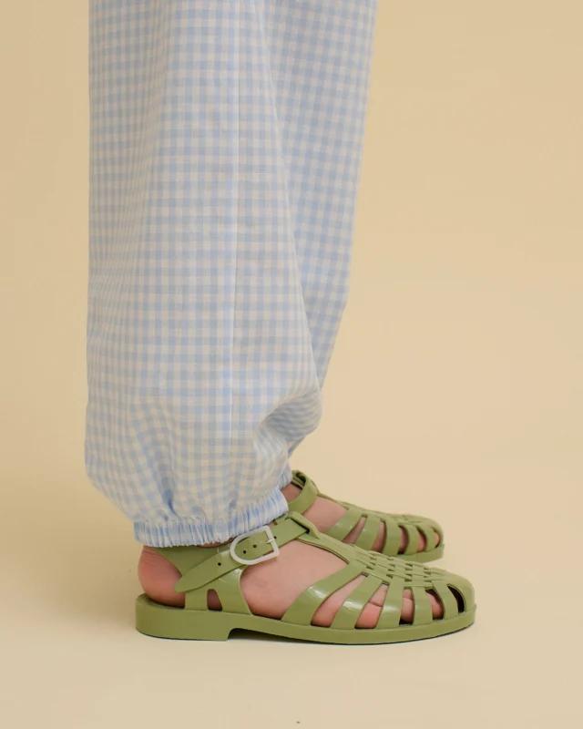 These oversized pants, made from soft checkered cotton, feature an elastic waistband, a breezy balloon silhouette and an adjustable waist strap. Perfect for summer, they’re your go-to piece for effortlessly chic and relaxed vibes.

100% Cotton /Machine washable.
Proudly made in Lithuania.
#oxoxclub