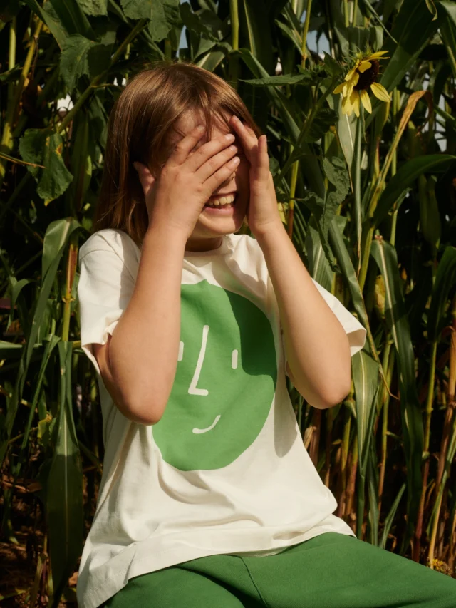 We believe in the modern kid.

The modern kid is independent, curious, visually literate.
They value authenticity.
They are not defined by clichés of childhood.

The modern kid is not a mini adult.
They choose.
They play.
They experiment.

They choose what to wear.
They choose how to play.
They choose how to be.

The modern kid refuses boxes.

Clothes are tools, not labels.

They move freely between softness and boldness.
They are playful and thoughtful.
Play is not just play—it is expression.

Modern kids exist because their parents choose consciously.
To trust them.
To give them freedom.
To let them be.

#oxoxclub