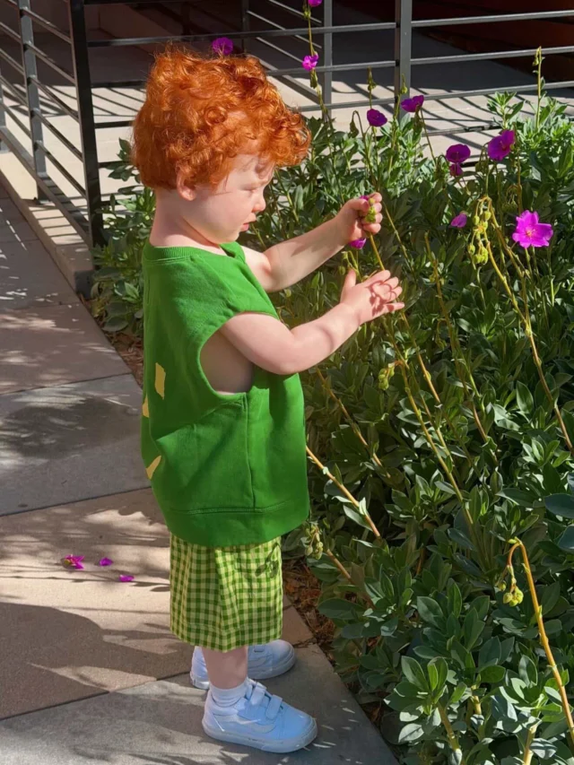 Little Ronen, getting us ready for summer!!🧃 @ilanaharkavy 🫠
Wearing the Face Back Sweatvest and Checked Shorts.

#oxoxclub #coolkidsclothes